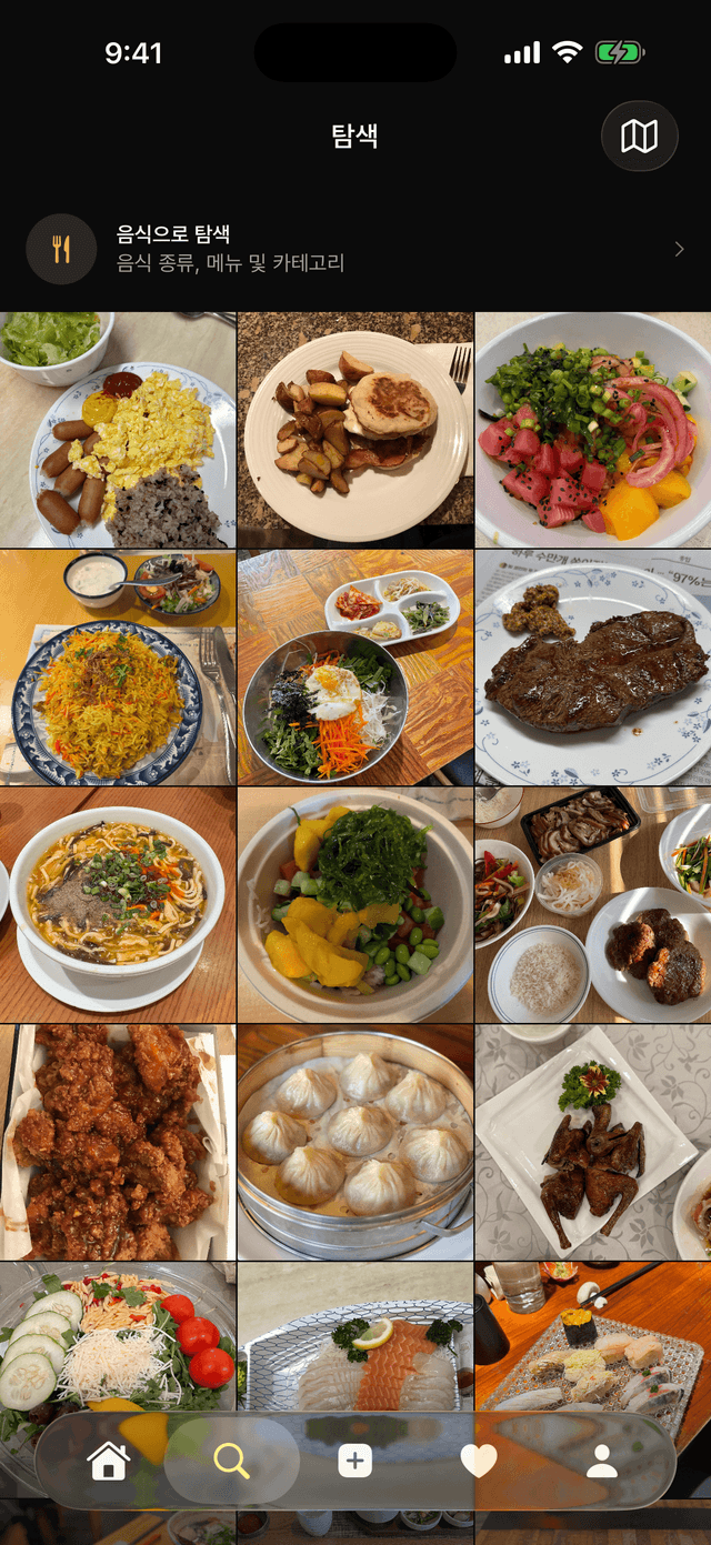 음식, 사람, 장소 검색창 아래로 음식 게시물이 펼쳐진 탐색 화면